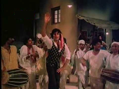 Amitabh Bachchan Singing Khaike Paan Banaras Wala in Bollywood Movie Don